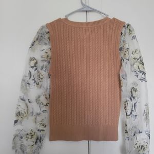 Maeve flower decore design on sleeves with a simple neutral center